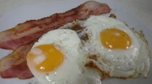 ベーコンエッグはスキレットで行こう【目玉焼きがウマい!】