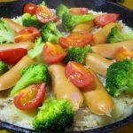 野菜とソーセージのカラフルピラフ【彩りスキレット】