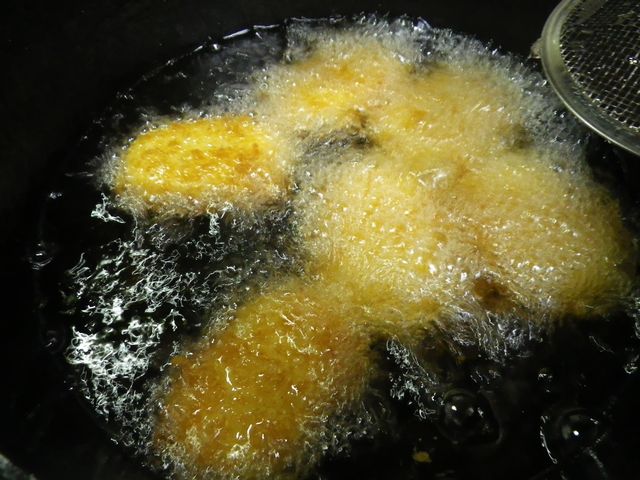 ウマすぎ コロッケ フライドポテト ダッチオーブンで揚げ物