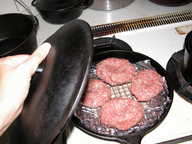 ダッチオーブン スキレットで燻製する時の注意 燻製専用がいい