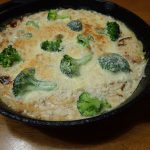 余りパスタのスキレットグラタン【カルボナーラでグラタン】